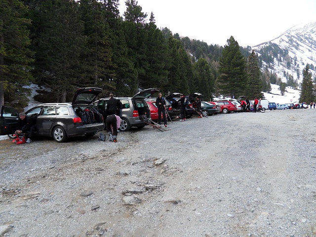 SDC18526.JPG - auch die zweite Seite des Parkplatzes ist voll