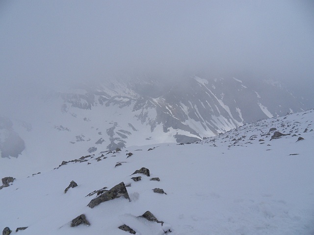 SDC18569.JPG - ein bischen reisst der Nebel auf, die Abfahrt Richtung Gamsgrube lassen wir heute bleiben