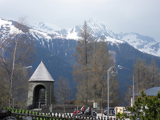 SDC18616.JPG - Blick von der Paßhöhe, nun nehmen wir einen kräftigen Schluck